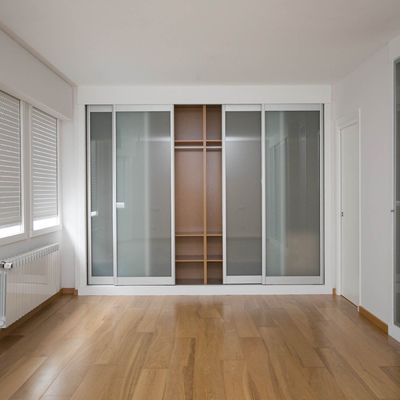 Armarios hechos con carpintería de aluminio