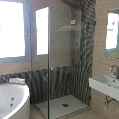 Reformar baño colocando una ducha con mampara