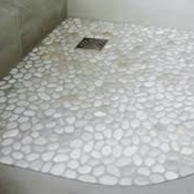 Platos de ducha hechos con piedras de río