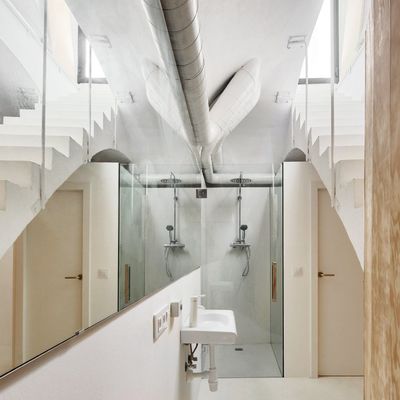 Construir baño bajo la escalera