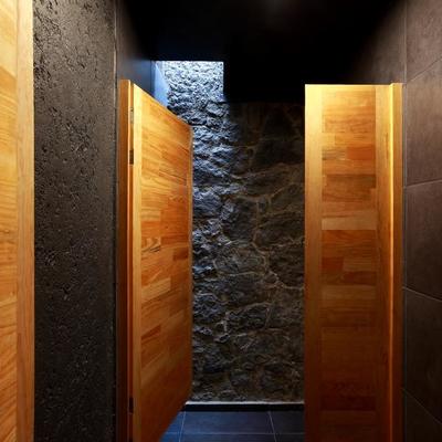Puertas de madera que rozan