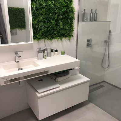 Baños con suelos vinílicos y de microcemento