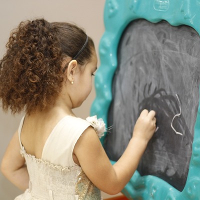 Pintura pizarra en una habitación infantil