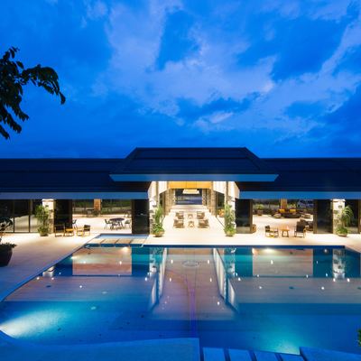 Iluminación exterior en piscinas