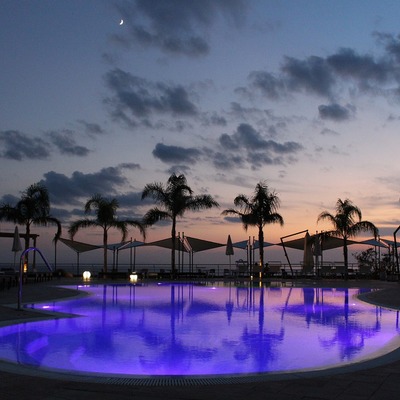 Iluminar la piscina del jardín