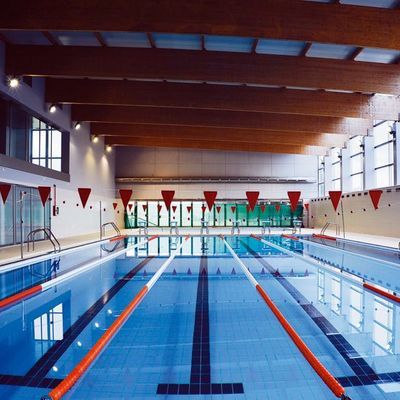 Instalaciones deportivas con piscinas