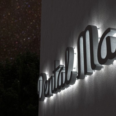 Letras corporativas con luz (foto de rotulowcost.es)