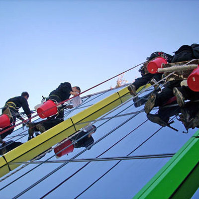 Limpieza de cristales con técnicas de escalada y descuelgue