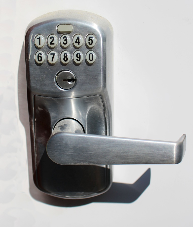 Puerta blindada con cerradura electrónica