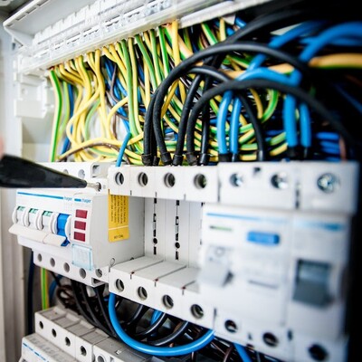 Puesta a tierra reactiva