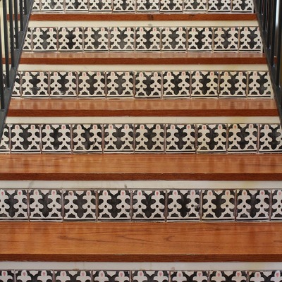 Limpieza de escaleras de materiales cerámicos o pétreos