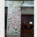 Mural de Hormigón y vidrio en exteriores