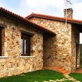 Casa con fachada de piedra