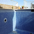piscina azul niebla