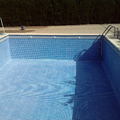 piscina azul niebla