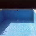 piscina azul niebla