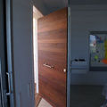 Puerta pivotante eje desplazado