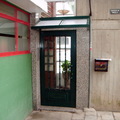 puertta de acceso con tejadillo en aluminio verde