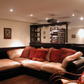 Sala de home cinema con video proyector