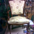 sillón brazos madera en damasco