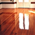 Tarima de madera barnizada