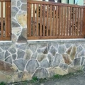 trabajo de colocar piedra y valla