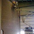 treballant dins d'una nau industrial