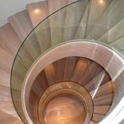 Escalera helecoidal con barandilla de vidrio templado