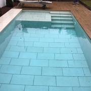Piscina privada revestida con azulejo