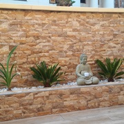 Terraza exterior con jardinera