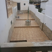 Embaldosado de terrazas y colocación de piedra de forro