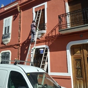 Retoques finales en fachada restaurada por completo