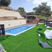 Césped y piscina