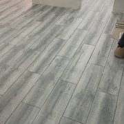 El suelo ráchela muy guapa emite madera