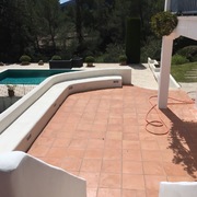 Terraza con asientos de obra