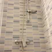 Instalación de grifo de ducha con barra de ducha regulable