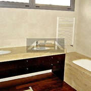 CUARTO DE BAÑO PRINCIPAL DE UNA CASA