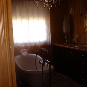 Baño en mármol travertino amarillo