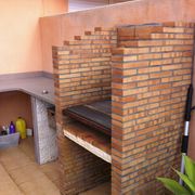 Barbacoa moderna con banco de cocina