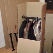 Embalaje De Ropa En Cajas Percheros