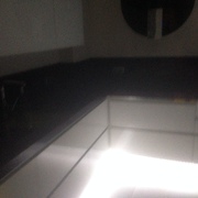 cinta de led bajo muebles