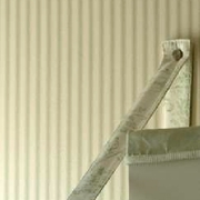 Detalle estantería y papel pared