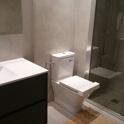 REFORMA DE BANY AMB ACABAT DE MICROCIMENT