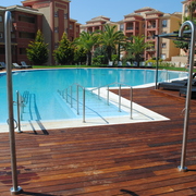 JARDINES HOTEL LA CIGÜEÑA, LA ANTILLA (HUELVA). TARIMA IPE EN PISCINAS.