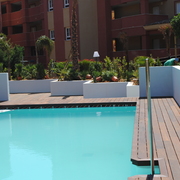 JARDINES HOTEL LA CIGÜEÑA, LA ANTILLA (HUELVA). TARIMA IPE EN PISCINAS.