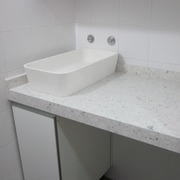 Encimera de coladuría en Silestone bianco rivers
