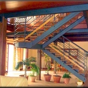 Escalera con barandilla en Hierro
