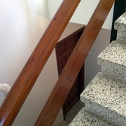 Escalera pintada en Calafell de 4 plantas de comunidad