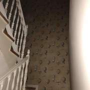 Tiro de escalera pintado y con papel