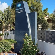 Diseño, fabricación e instalación de totem retroiluminado